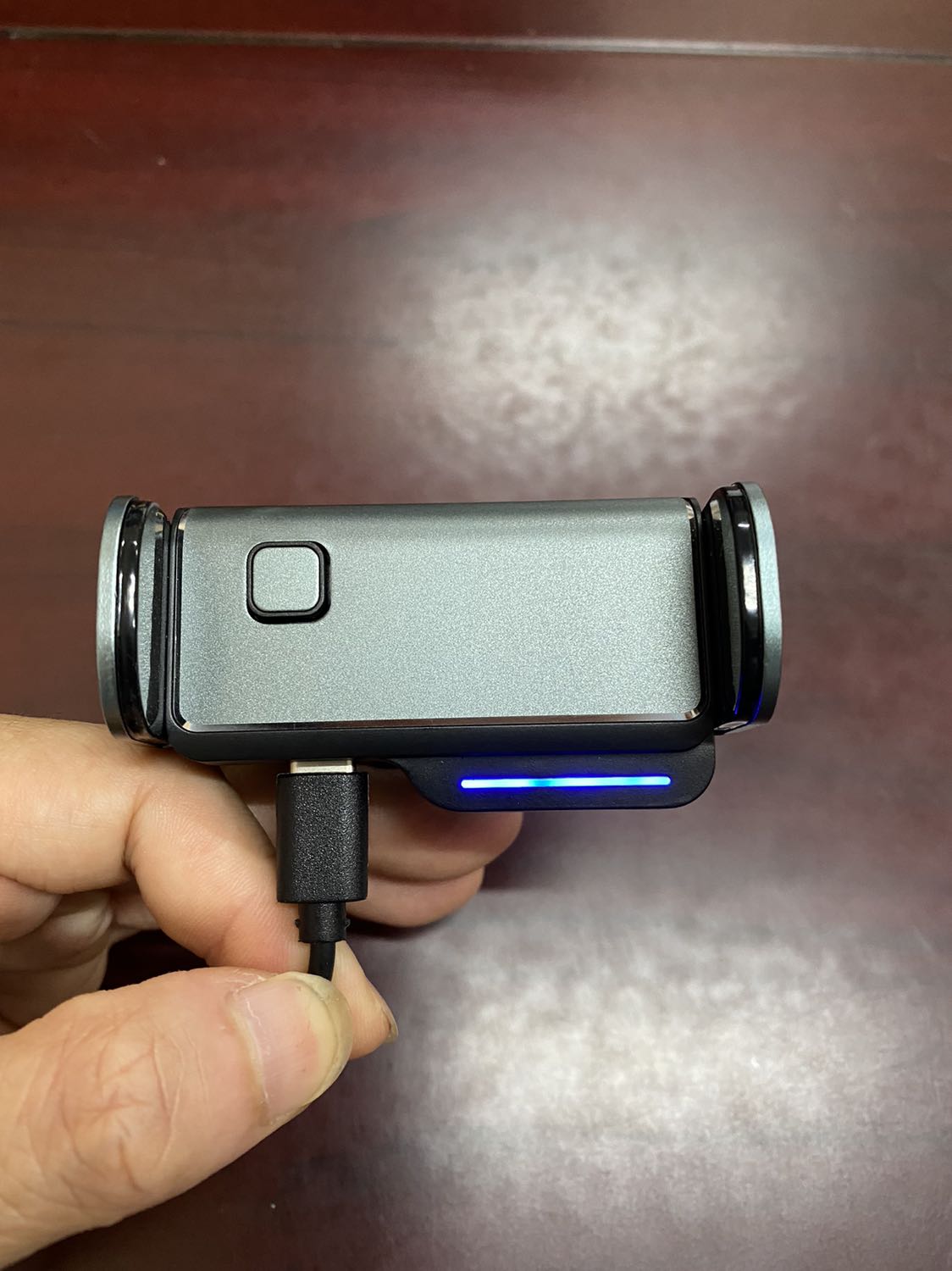 Sản phẩm đẹp, cứng cáp, độ hoàn thiện tốt. Bấm nhìn rất sang. Có điều mình vẫn chưa chọn đc chỗ nào để điện thoại ưng ý