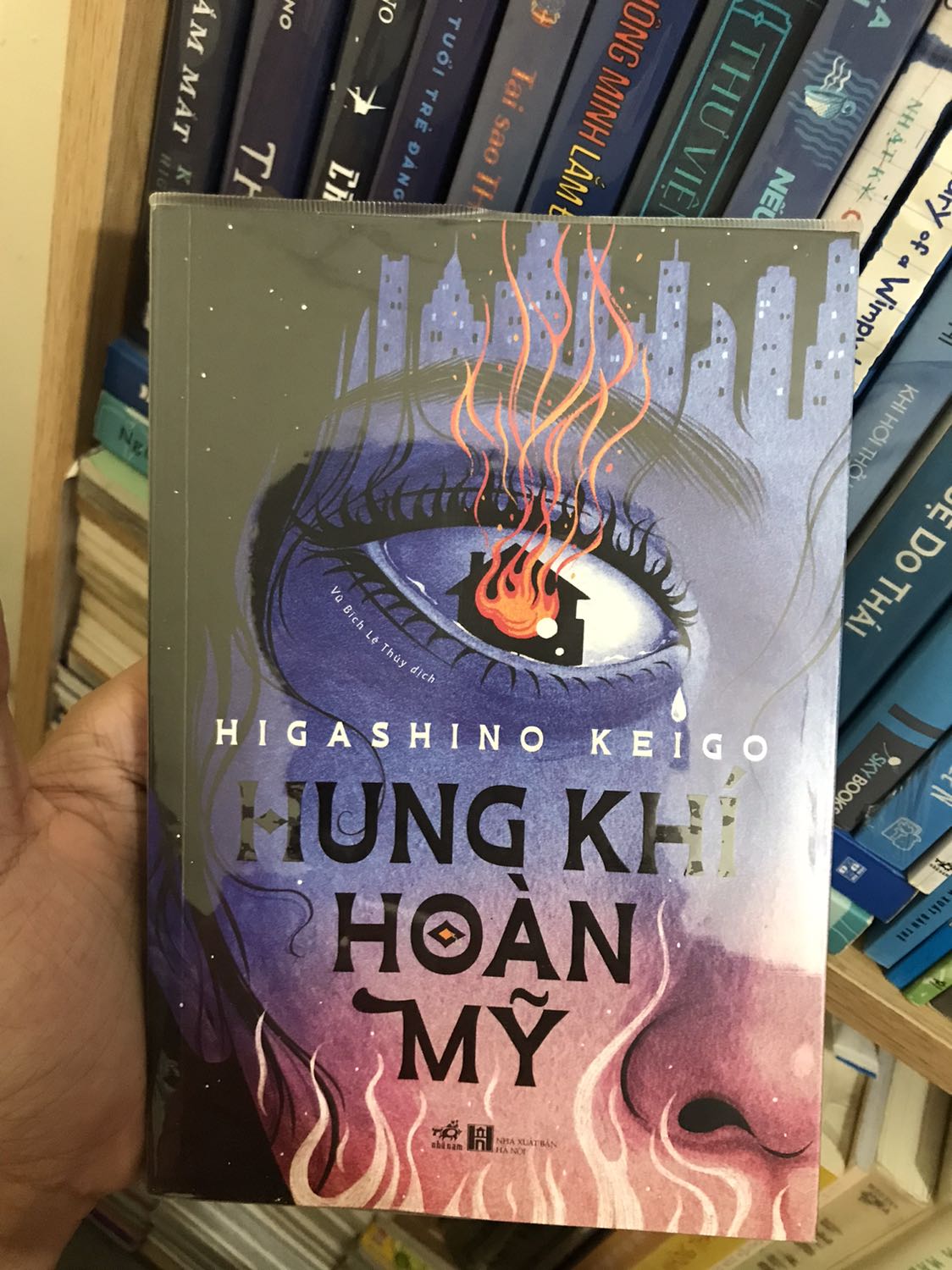 Minh không đánh giá cao cuốn này về mặt tâm lý nhân vật chính cũng như phản diện. Cuốn sách này thuần về giải trí và hành động hơn, mình gần như đoán ra cái kết nhưng vẫn còn 2 cú twist nữa, không khiến mình bật ngửa nhưng mà đọc hồi hộp :))) (đậm chất bác Keigo lúc nào mình cũng ko đoán ra được) bác xây dựng hình tượng 3 người phụ nữ chi phối hầu toàn bộ câu chuyện, mọi người thì quái vật dữ tợn nhưng rất nhiều nỗi đau, một người hào nhoáng đủ đầy nhưng tâm can dã thú, một người vợ tận tâm, hiểu chuyện và mạnh mẽ (nhân vật mình thích nhưng mà hơi ít đất diễn).