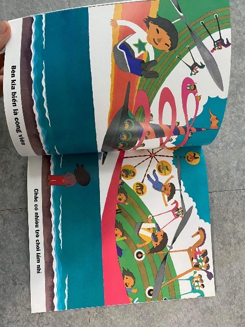 Câu chuyện nhẹ nhàng, đến mình là người lớn đọc cảm tủm tỉm cười vì dễ thương ngây thơ quá. Sách rất hay, bé nhím nhà mình rất thích mẹ đọc cho nghe