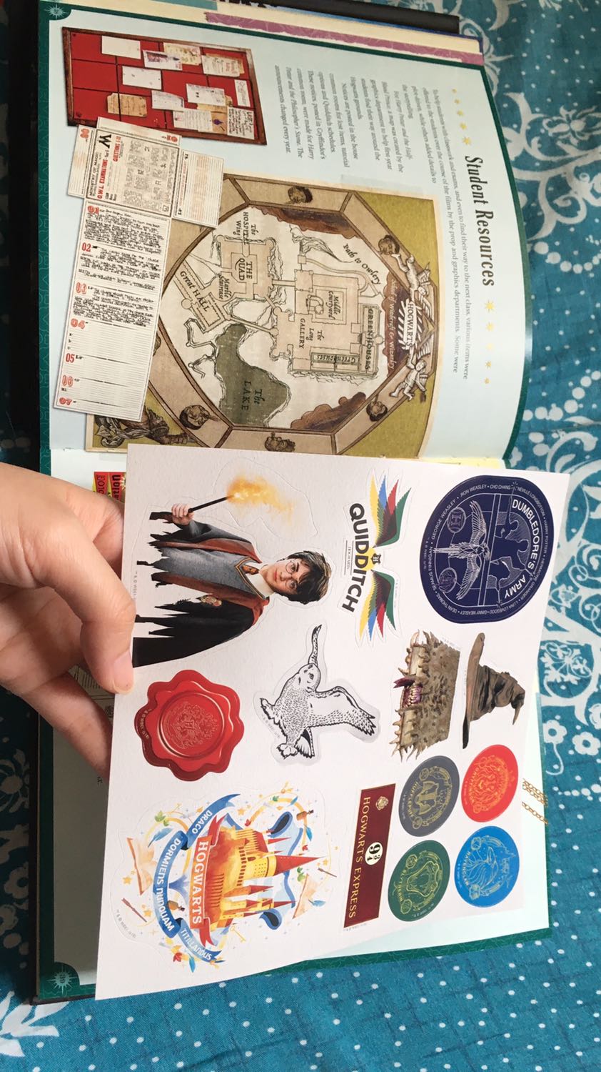 Mình cứ nghĩ là cuốn này sẽ bự lắm mà nó khoảng 21cmx21cm thôi. Bên trong nhiều nội dung về trường Hogwarts như thư nhập học, ga xe lửa đến trường, lễ phân loại hay các nhà trong trường. Có giới thiệu về phòng của hiệu trường và các môn học nữa. Cuối cùng là hoạt động ngoại khoá. 1 cuốn sách đáng để trên kệ dành cho potter head và những người yêu thích harry potter ????