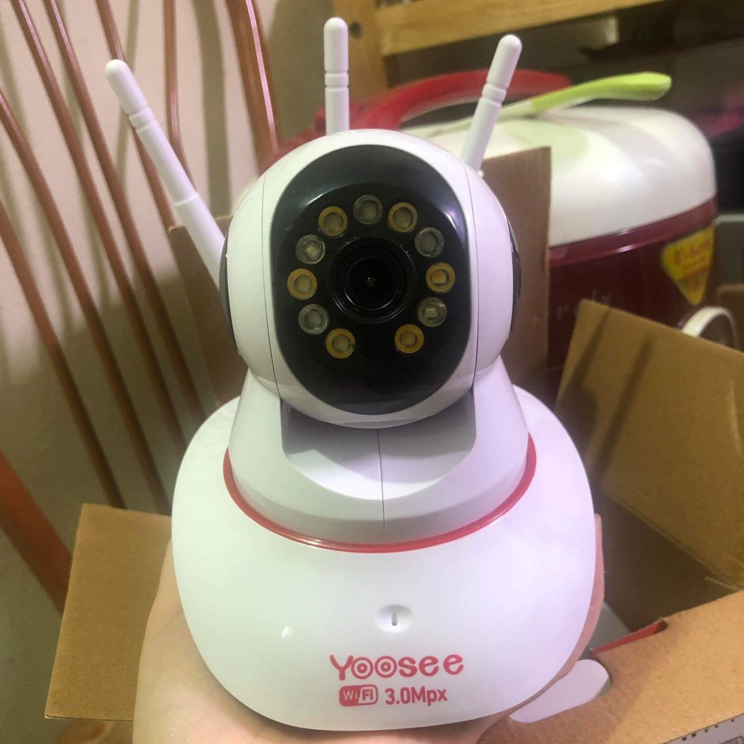 sản phẩm như mô tả thấy kết nối cũng dễ, có chức năng nói chuyện và xoay di duyển. để tạm trên bàn mà bị thấp che hơi khuất chắc phải gắn tường.