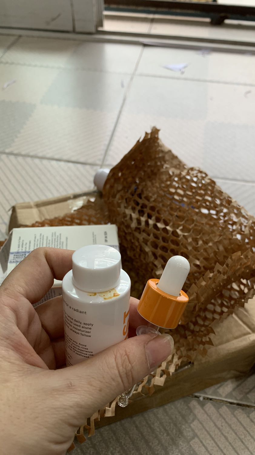 Vừa mở hợp kiểm hàng thôi là thấy đổ ra rồi. Vitamin C mà bị mở nắp trc sẽ có tình trạng oxy hoá. Làm sao còn công dụng nữa đây Shop ơi.