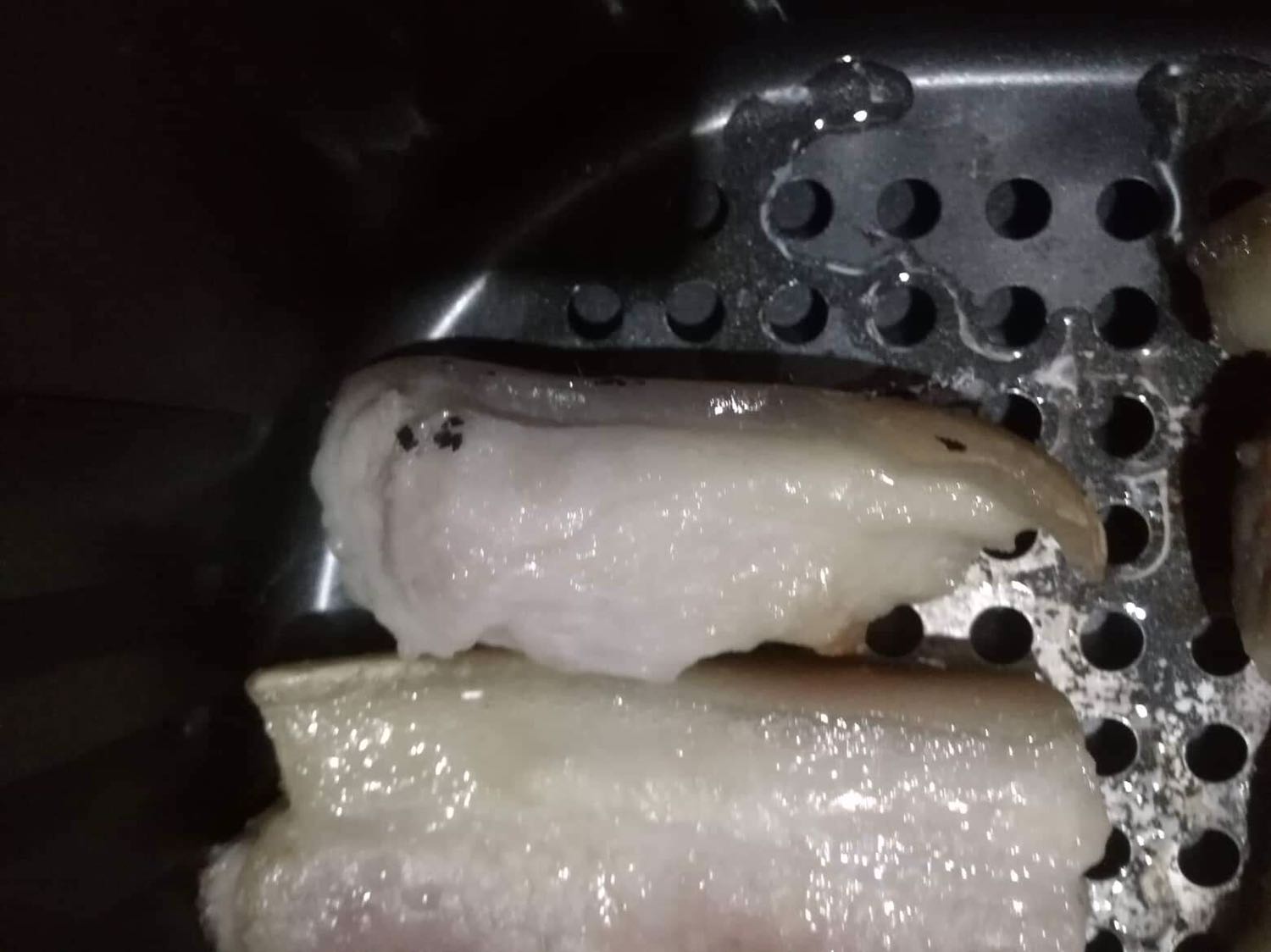 Nồi mình mua cuối tháng 10/2019 ,không dùng thường, thời gian gần đây bé nhà mình thích ăn thịt chiên, nên đem ra sử dụng thì thời gian lúc chinh là 30p nhung thực tế canh đòng hồ thường 45p trở len . Nha minh có xài them ổn áp nen dien rát on dinh và có hiện tượng tróc lớp chống dính và dính vào thực phẩm , thêm nữa là sét,mặc dù mình rửa và phơi ngoài nắng . Khô thật khô mới đem vô.minh muốn trả lại sp .mong tiki phản hồi sớm