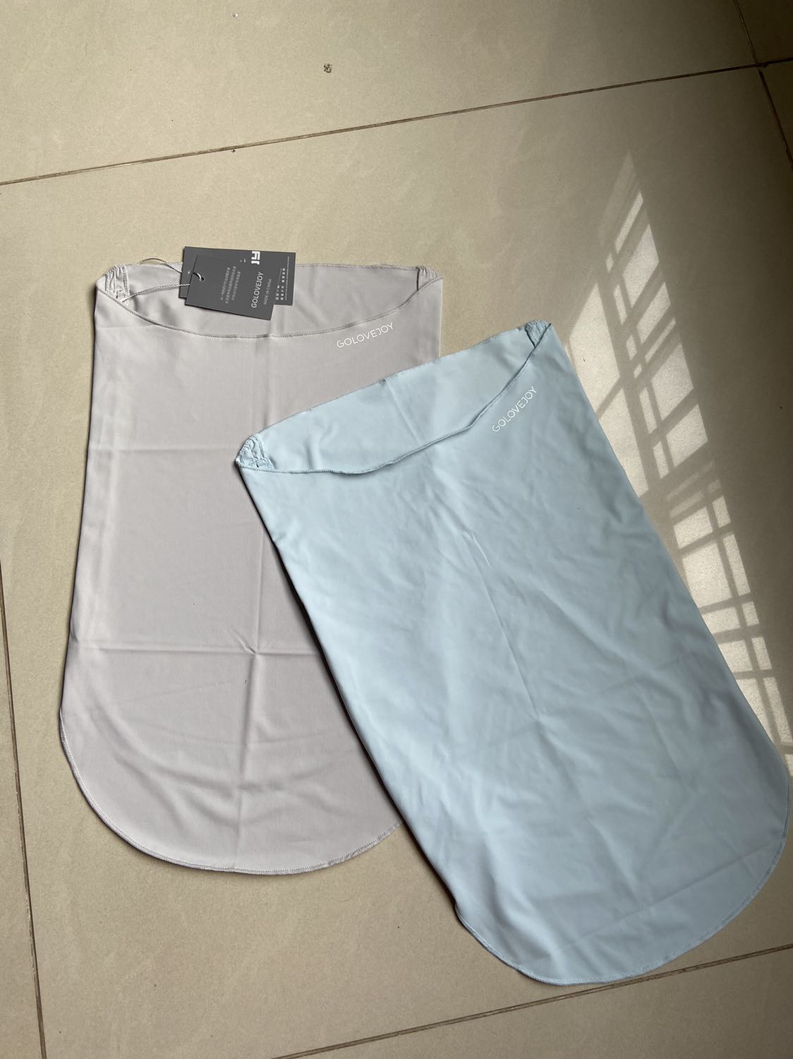 Xài Rất thích luôn nhé, mềm, mỏng, mát. Tuy nhiên phải tròng hết vào cổ rồi kéo lên, khi lấy ra cũng phải kéo lên đầu mới tháo ra được, hơi bất tiện chỗ này.