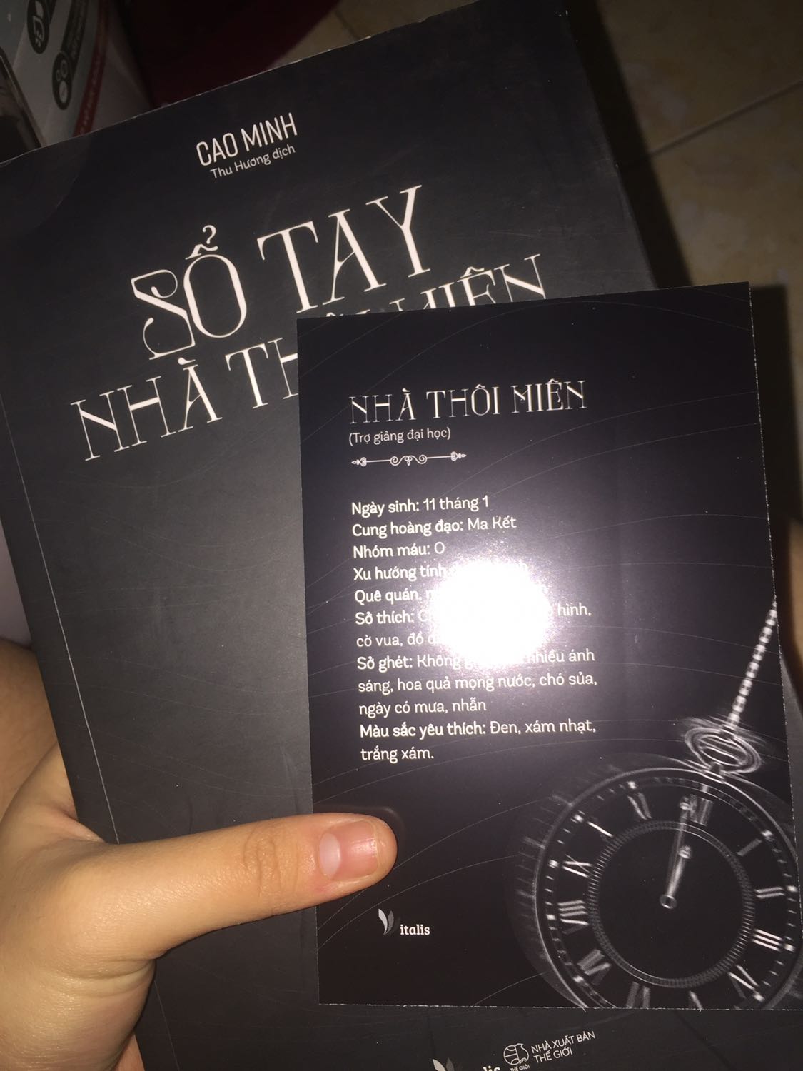 Vận chuyển thì nhanh thật, lại dc tặng thêm 1 cuốn sách nhưng mình hơi buồn vì gáy sách bị nhăn, huhu sách to và đẹp như thế mà lại bị như vậy!! Nhưng chắc tại cuốn đó nằm đầu trong cái hộp chứ mấy cuốn phía dưới rất nguyên vẹn!! Mua sale 50% + được tặng thêm 1 cuốn sách “Mặt trời trong tim”, đáng lẽ sẽ ko có gì để chê nếu như giá của cuốn này ko lên xuống như vậy ... em canh 2 ngày rồi mới đặt vì nghĩ sale 50% là nhiều rồi, thế là sáng qua đặt tối qua mở lại thấy cuốn này sale 70% coi tức hong? Dù gì thì cũng cảm ơn Tiki, em đi mua nữa đây vì còn sale 3 ngày nữa dù em còn chưa tới 100k ?