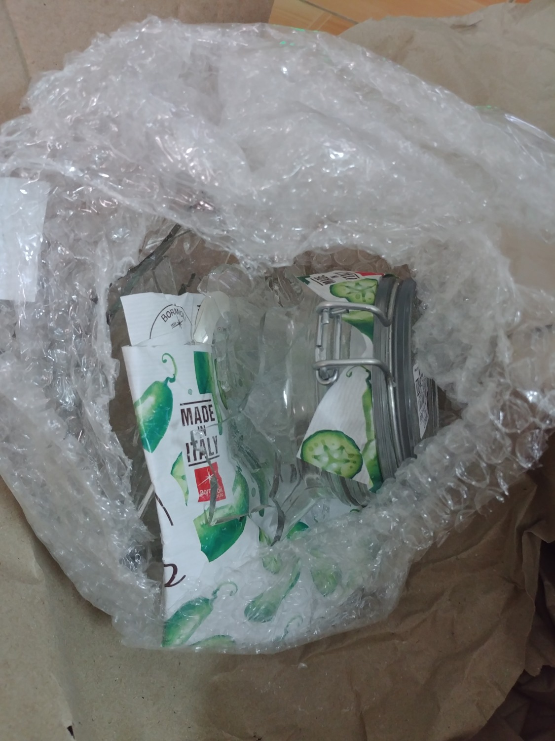 Bọc hàng sơ sài, chèn giấy lỏng lẻo. Cuối cùng hàng đến tay khách hộp bên ngoài nát bươm, hũ thuỷ tinh vỡ vụn. Mua 2 đơn hàng hũ thủy tinh. Đơn mã #709841515 thì giao cho 1 hũ sứt 1 hũ lỗi. Đơn mã #836752105 thì hũ vỡ vụn.