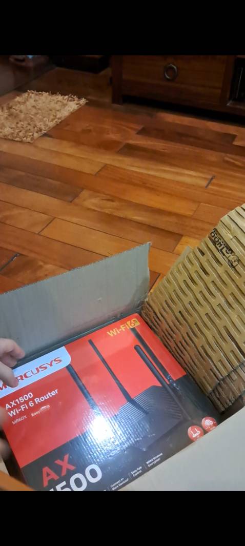 Router cấu hình phần cứng, phần mềm tốt nhất tầm giá hàng chính hãng. Wifi 6 tốc độ band 5Gh và 2Ghz đo được đều nhanh hơn so với router ac cũ của mình. Có đầy đủ các tính năng cho người dùng cơ bản: Ưu tiên tốc độ kết nối cho thiết bị dc chọn, đổi channel, giao diện app dễ dùng, giao diện trên web để cài đặt chuyên sâu. Hài lòng nhất là sóng 5Ghz đi được 2 tầng (hơn hẳn router cũ ac chỉ được 1 tầng) nên để tầng 2 là cân được cả tầng 1 tầng 3 (mình để gần cầu thang). Có cả easymesh về sau có nhu cầu có thể mua thêm mấy cái extender mesh về ghép cùng hoặc router có eash mesh. Gói nhà dùng là 150Mb ảnh là đo ở tầng 1 bắt sóng 5Ghz.