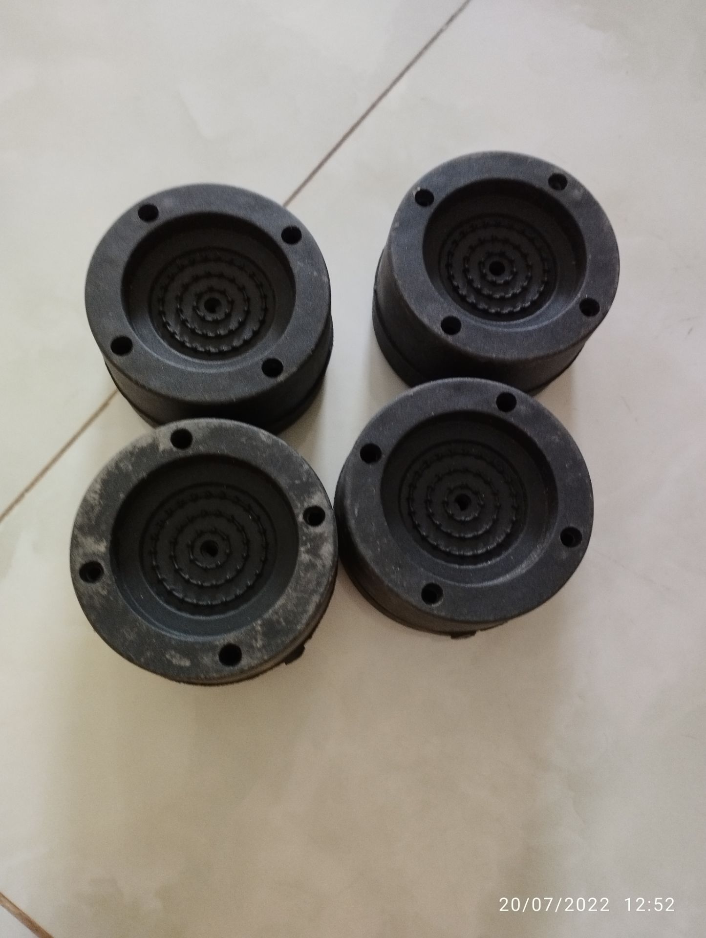 thất vọng chỉ là 4 cục cao su đặc không khác gì kê miếng gỗ còn đẹp hơn nhưng chỉ vừa hai chân sau còn hai chân trước không vừa phải lật ngược không có lò so chống đứng cho máy giặt nếu mua vé kê máy giặt không nên mua