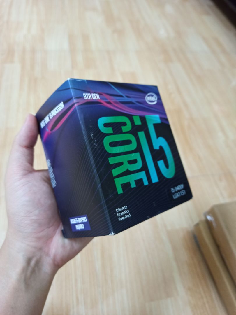 Hàng chính hãng nên không bàn đến chất lượng. CPU vừa tầm giá bình dân. Vấn đề lớn nhất là việc đóng gói vô cùng cẩu thả và sơ sài, hộp móp méo, không đảm bảo có va đập hay không. Tiki đừng vì cắt giảm chi phí mà ảnh hưởng đến trải nghiệm mua hàng.