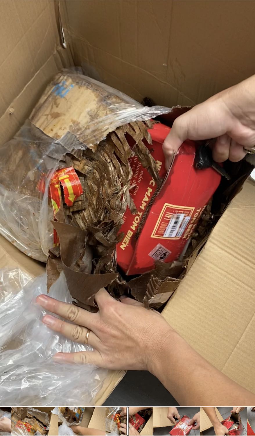 Hàng bị bể từ trước bên Tiki còn quấn bọc nilon lại, biết bể những vẫn giao. Mình khui ra còn bị đứt tay. Tức ghê!