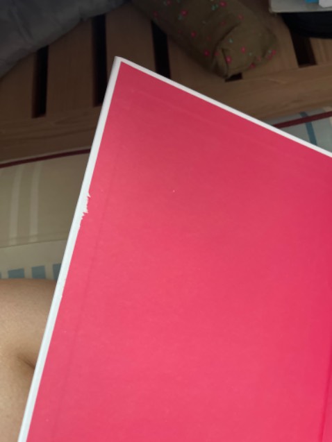 Mua sản phẩm đắt tiền mà bị lỗi, làm mất đi thẩm mĩ của cuốn sách. Đề nghị bộ phận đóng gói sản phẩm nên kiểm tra sản phẩm cẩn thận trước khi đóng gói và gửi sản phẩm cho khách hàng.