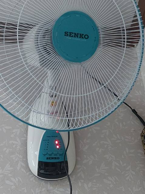 Giao hàng nhanh. Đóng gói kỹ. Máy mẫu mã đẹp, cầm nặng tay, đầm chắc chắn. Điều khiển shop cho sẵn 2 v pin vào luôn. Bắt sóng tốt. Quạt chạy êm, gió mạnh. Rất tuyệt vời. Ngoại hình ưa nhìn như gái 18 còn zin. Rất Thích tòm tem... Giao hàng nhanh. Đóng gói kỹ. Máy mẫu mã đẹp, cầm nặng tay, đầm chắc chắn. Điều khiển shop cho sẵn 2 v pin vào luôn. Bắt sóng tốt. Quạt chạy êm, gió mạnh. Rất tuyệt vời. Ngoại hình ưa nhìn như gái 18 còn zin. Rất Thích tòm tem...