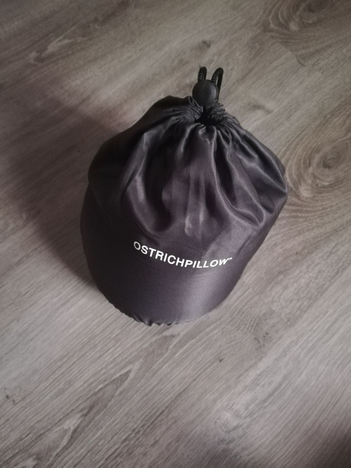 Sản phẩm đúng như miêu tả: chất lượng tốt, bao bì đơn giản và tiện dụng, có thể xếp gọn bỏ vào túi mang đi khắp nơi, màu sắc trung tính thích hợp cho cả nam lẫn nữ, có khóa kéo để tháo vỏ ra vệ sinh, form gối vừa vặn để nâng đỡ cổ, chất liệu sờ vào mịn, êm.
Nói chung là thấy hài lòng khi mua gối này.