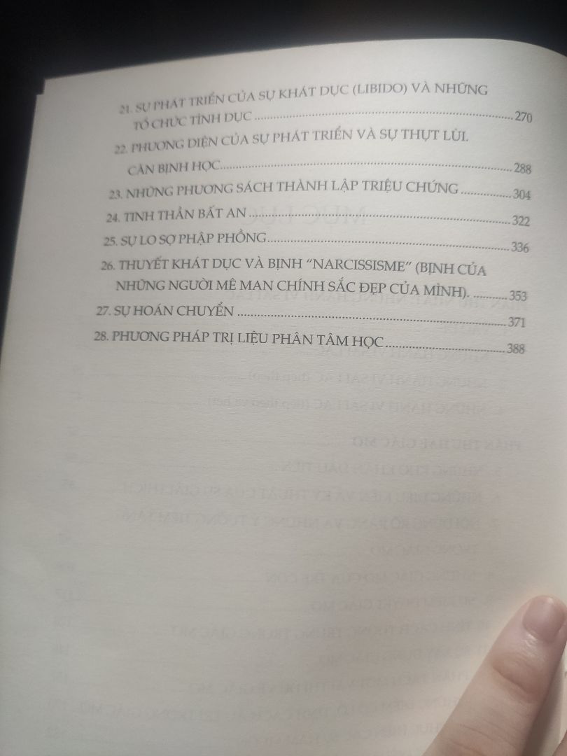sách ổn, giấy tốt, hình thức ko vấn đề gì
nội dung khá khó đọc với những ai mới bắt đầu tìm hiểu về phân tâm học (dù đây là sách nhập môn). nhiều từ ngữ chuyên dùng khó đọc cũng như khoảng cách ngôn ngữ qua dịch thuật nên cũng có khó khăn trong việc đọc hiểu. mình nghĩ nên đọc lại nhiều lần hoặc tìm hiểu nền tảng tâm lý học trước rồi bắt qua phân tâm sẽ dễ hơn, nếu tự mò mấy cái này thì theo mình có vẻ hơi gian nan thậm chí là nản trong đoạn đầu.