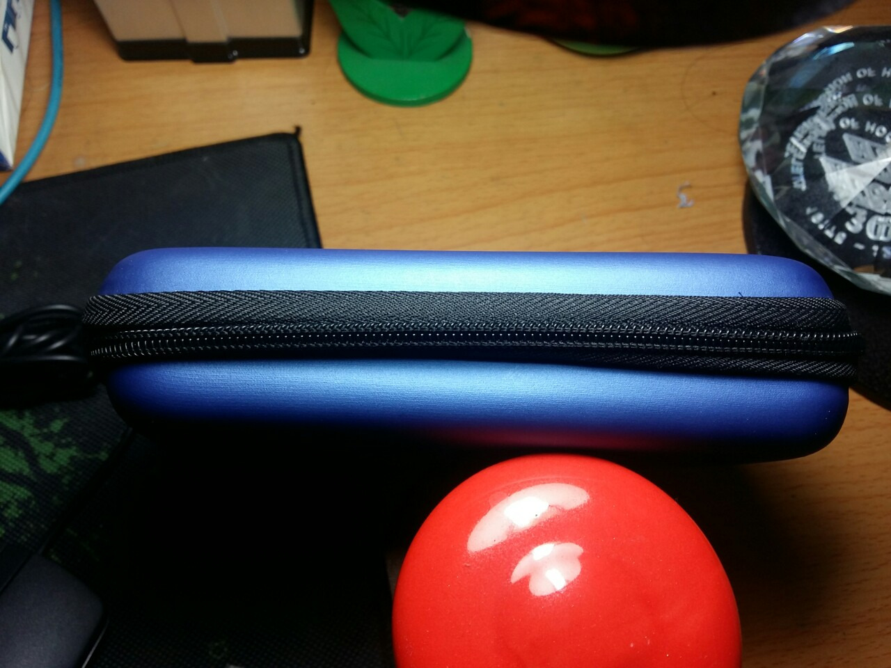 Tôi xin đánh giá chi tiết chiết hộp tôi đã mua và đang sử dụng:
Giao hàng: Giao hàng nhanh, đóng gói cẩn thận.
Chất lượng sản phẩm:
1. Chiếc hộp được làm với khuôn hình chữ nhật không đều (xin nhắc lại là không đều, nếu nhìn bằng mắt thường sẽ phát hiện rõ điều này).
2. Chi tiết may bên trong không sắc (tôi phải dùng đến kéo để cắt phần vải thừa ra).
3. Khóa kéo tốt.
Là một sản phẩm bình dân, và có một vài khuyết điểm như trên.