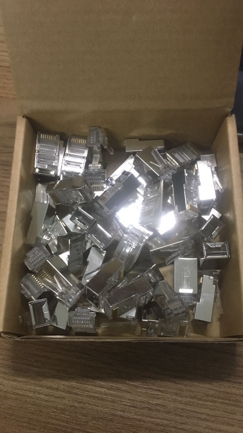 Hộp thì của Ugreen nhưng hạt mạng không phải của ugreen chính hãng. Thậm chí không phải cat6 nữa.