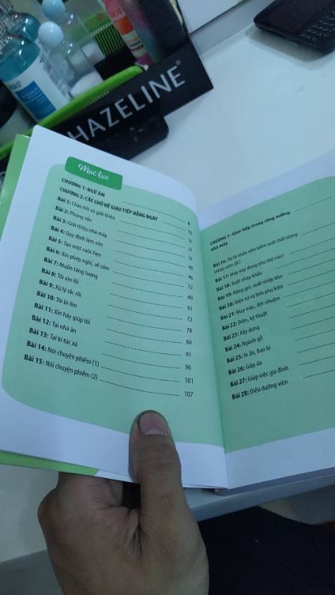 Chỗ góc bìa gập vào sắc quá. Thi thoảng cứa tay cái. Lấy bấm móng tay bấm cho tù đi rồi.
Sách dày dặn, nếu bọc nilon nữa thì càng tốt.
Nội dung ổn, nhưng nên có thêm bài tập.
Dành cho ai lần đầu học. Còn học hết giáo trình Hán ngữ quyển 1 rồi thì không cần chỗ phần chữ Vietsub nữa.