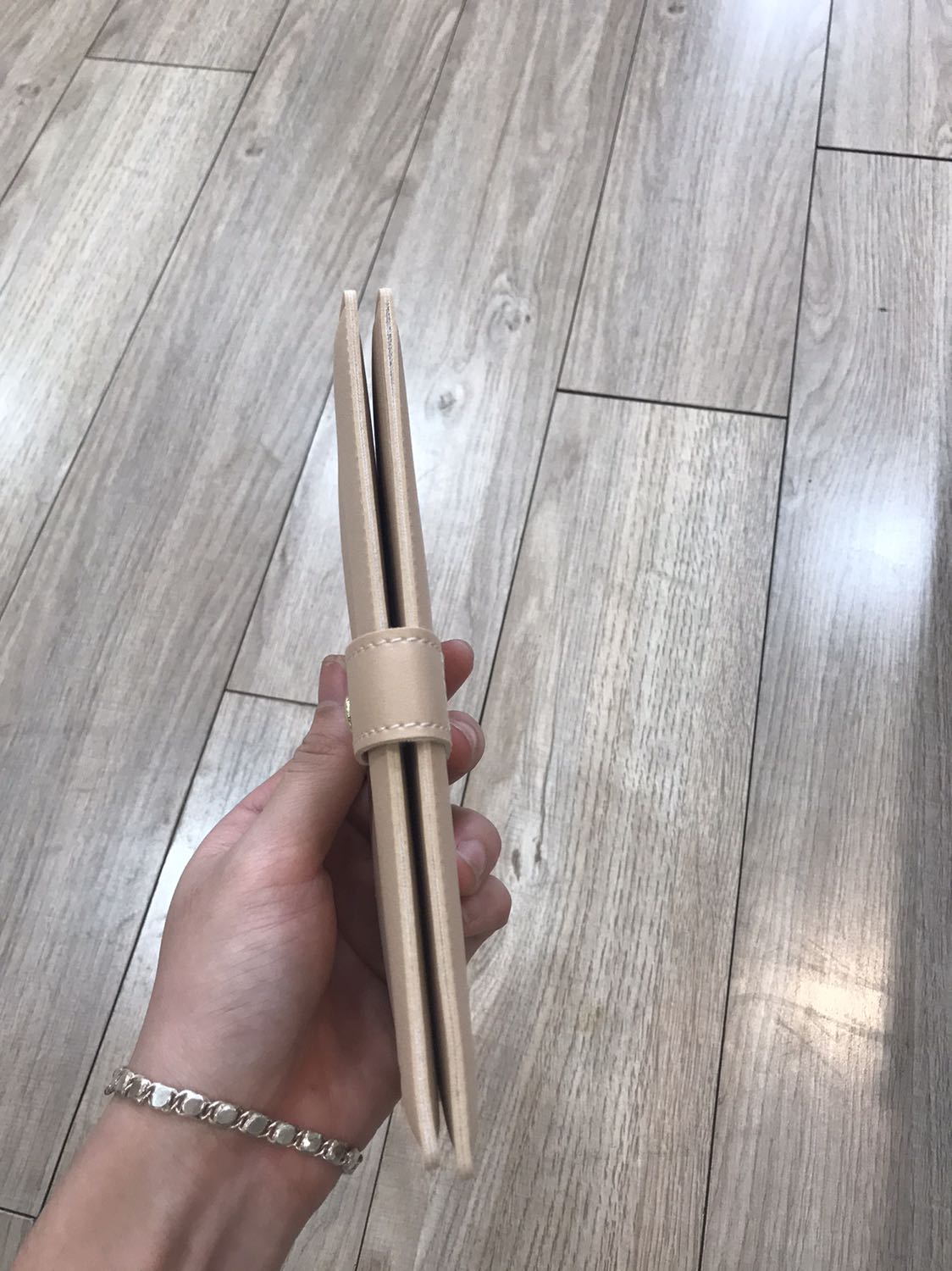 sản phẩm chất lượng cao , giá cũng mềm nữa 
đựng được thẻ với giấy tời quá tuyệt luôn ạ , 
sẽ luôn ủng hộ shop nhiều hơn ạ