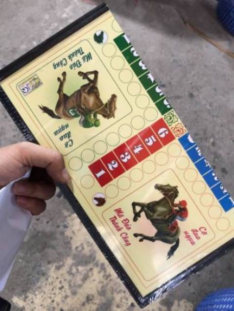 Bộ rất đẹp - Cờ có nam châm bám dínhhhhh rất chắc, đặt trước quạt gió không sao, ko bị thôi bay đi! hộp chốt chắc chắn, dễ cất gọn, mang đi dễ dàng. các cháu nhà mình rấ thích, cảm ơn shop nhiều. Hi vọng tôi sẽ còn ủng hộ thêm