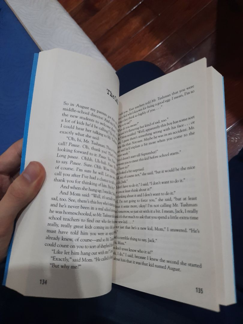 mình đặt hơi sát tết, cứ tưởng sau tết mới được ship nhưng sách đến rất nhanh luôn, sách bìa mềm, giấy trong nhám vàng, sách mới tinh nguyên vẹn không xây xước.
mình cũng mới đọc qua tầm 5 trang đầu, từ vựng không phức tạp, các bạn mới bắt đầu đọc sách ngoại văn có thể mua. mình đặt hơi sát tết, cứ tưởng sau tết mới được ship nhưng sách đến rất nhanh luôn, sách bìa mềm, giấy trong nhám vàng, sách mới tinh nguyên vẹn không xây xước.
mình cũng mới đọc qua tầm 5 trang đầu, từ vựng không phức tạp, các bạn mới bắt đầu đọc sách ngoại văn có thể mua.