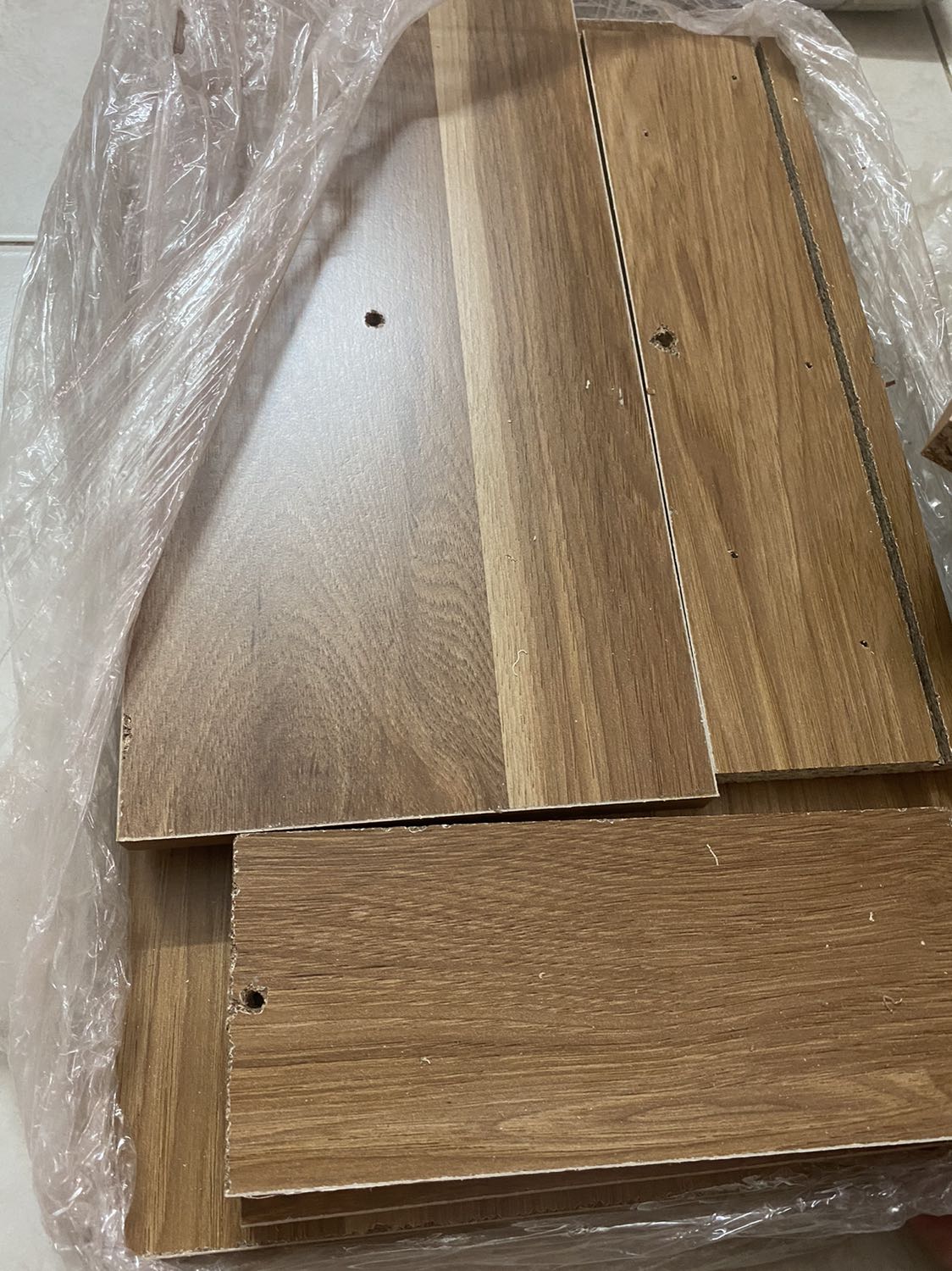 Không ngờ shop bán và giao hàng như vậy lun áh,hàng lỗi,gỗ bong tróc,lổ thì có người khoan rồi,vẫn để và giao hàng
Không nghĩ mở ra như vậy,có đổi và trả ko