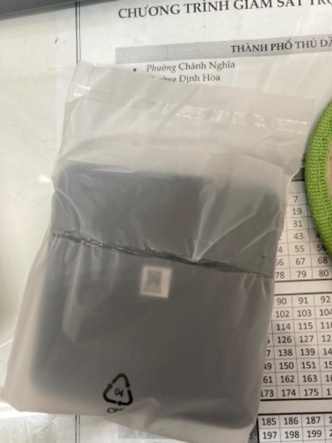 - Sản phẩm đẹp, nhỏ gọn hơn tưởng tượng.
- Thùng hàng móp méo, tróc keo dán.
- Hộp sản phẩm cũ, đã bị khui và dán lại bằng keo. Bao nylon bọc sản phẩm cũng bị bóc ra nên dãn và ít dính.