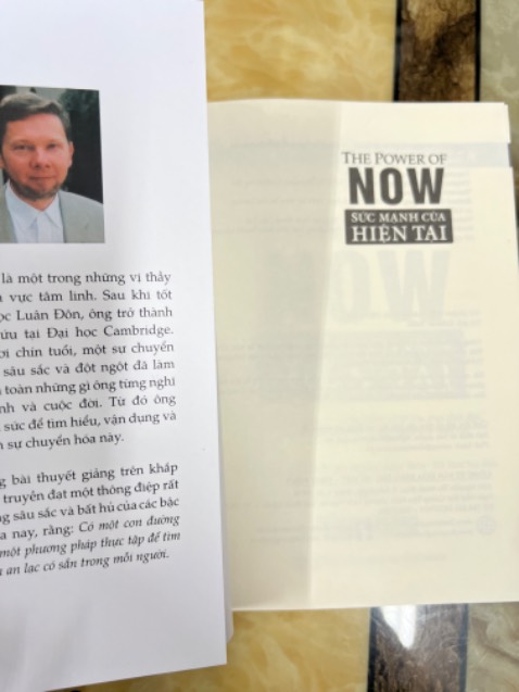 Đúng sách xịn, trang bên trong màu vàng nhạt là quá ok để chống mắt mỏi