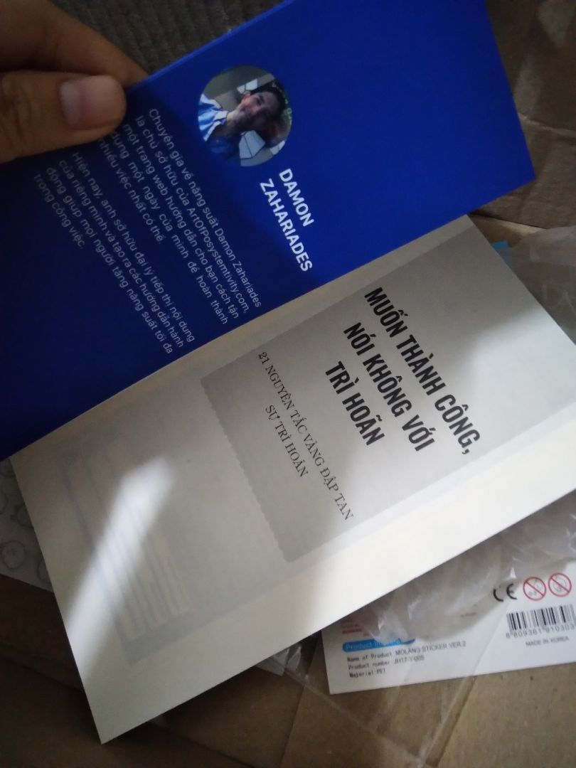 Không bị lỗi, chỉ có điều không có nỗi 1 cái bọc nilon nên sách bị trầy xước vài chỗ, hơi xót. Kích thước 13×20, nhỏ gọn. Chất liệu giấy vừa phải, không quá mỏng. Nội dung đọc qua khá hay. Nên mua thử ??