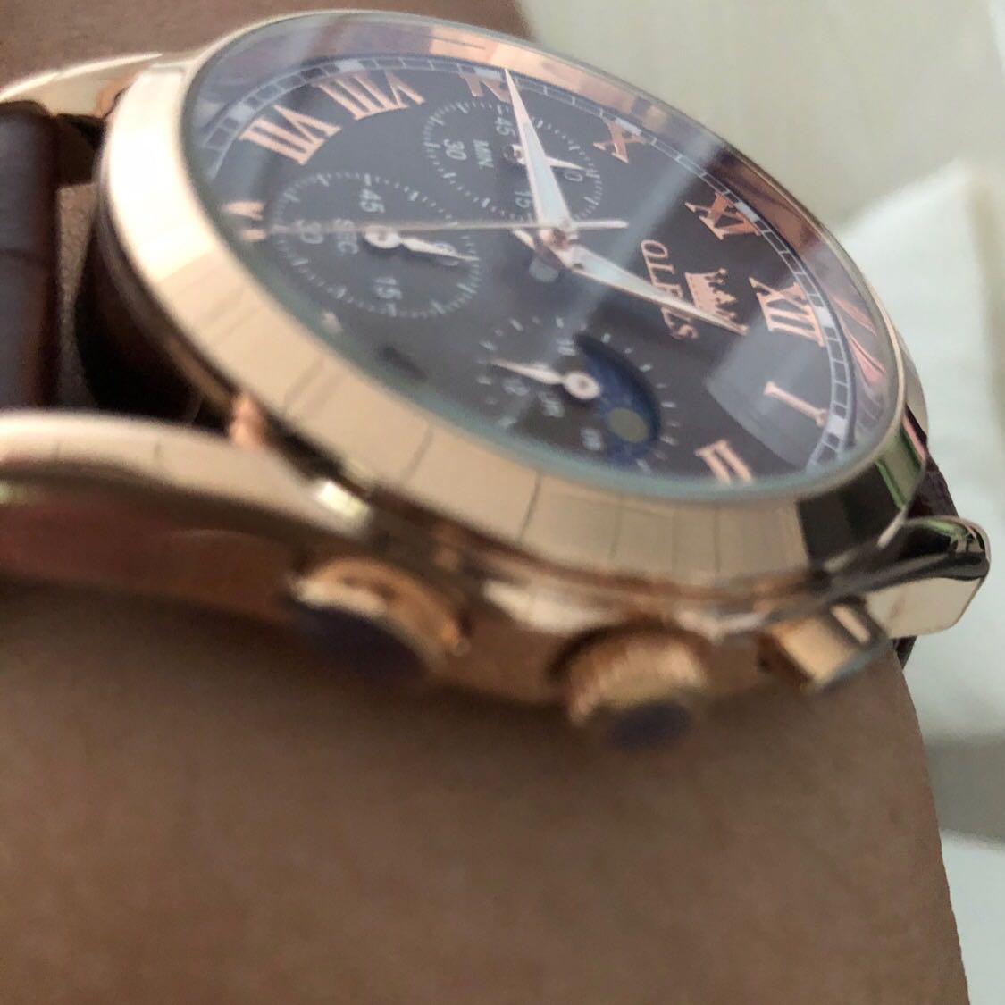 Shop hết uy tín, hơi cũ và trầy, giao hộp không đúng quảng cáo, phụ kiện không đầy đủ. Không hài lòng!