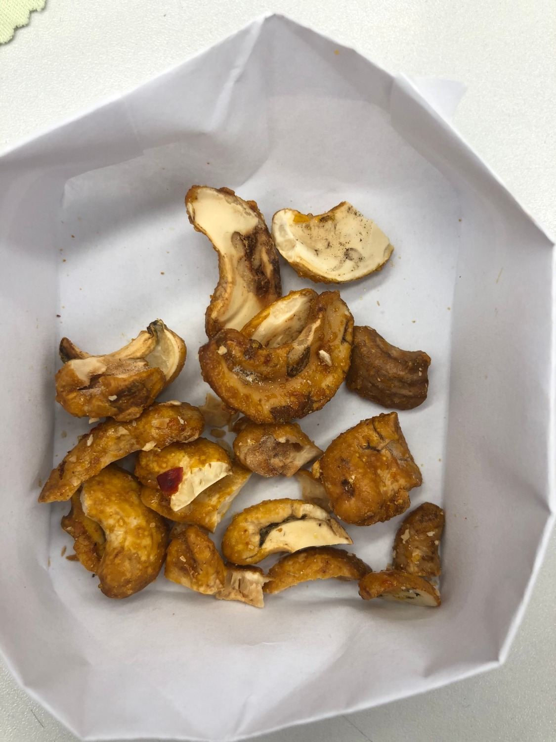 Mình mua 2kg (4 hộp) nhưng có 2 hộp hạt điều bị đen, móc, có vị đắng ăn không được.
Đơn hàng 601511216. Nhận hàng ngày 06/07/2020. Đề nghị Tiki xem xét đổi trả hàng