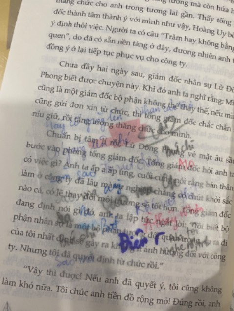 Note này cực kỳ khó viết nhá, không lên màu nổi dù mình thử từ bút bi, bút nước các loại. Bút chì là đỡ nhất nhưng như thế thì chỉ có một loại bút để note. Note có kim tuyến, hơi sến, mặt giấy viết hơi sần nhẹ. Được cái không thấm nước, khó xé nhưng khi dán lên sách thì ối giời ơi ko thấy gì luôn. Không thích hợp để note nhé.