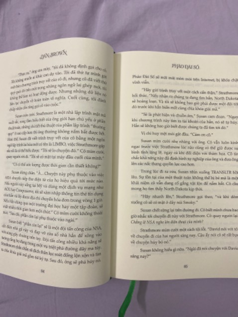 Sách bìa cứng, in đẹp, giấy đẹp. Là cuốn tiểu thuyết không thuộc loạt Robert Langdon, tuy nhiên mình thích. Mạch truyện rất cuốn hút, mạch lạc, không sử dụng chất liệu về thần học và tôn giáo như loạt tiểu thuyết về sau.