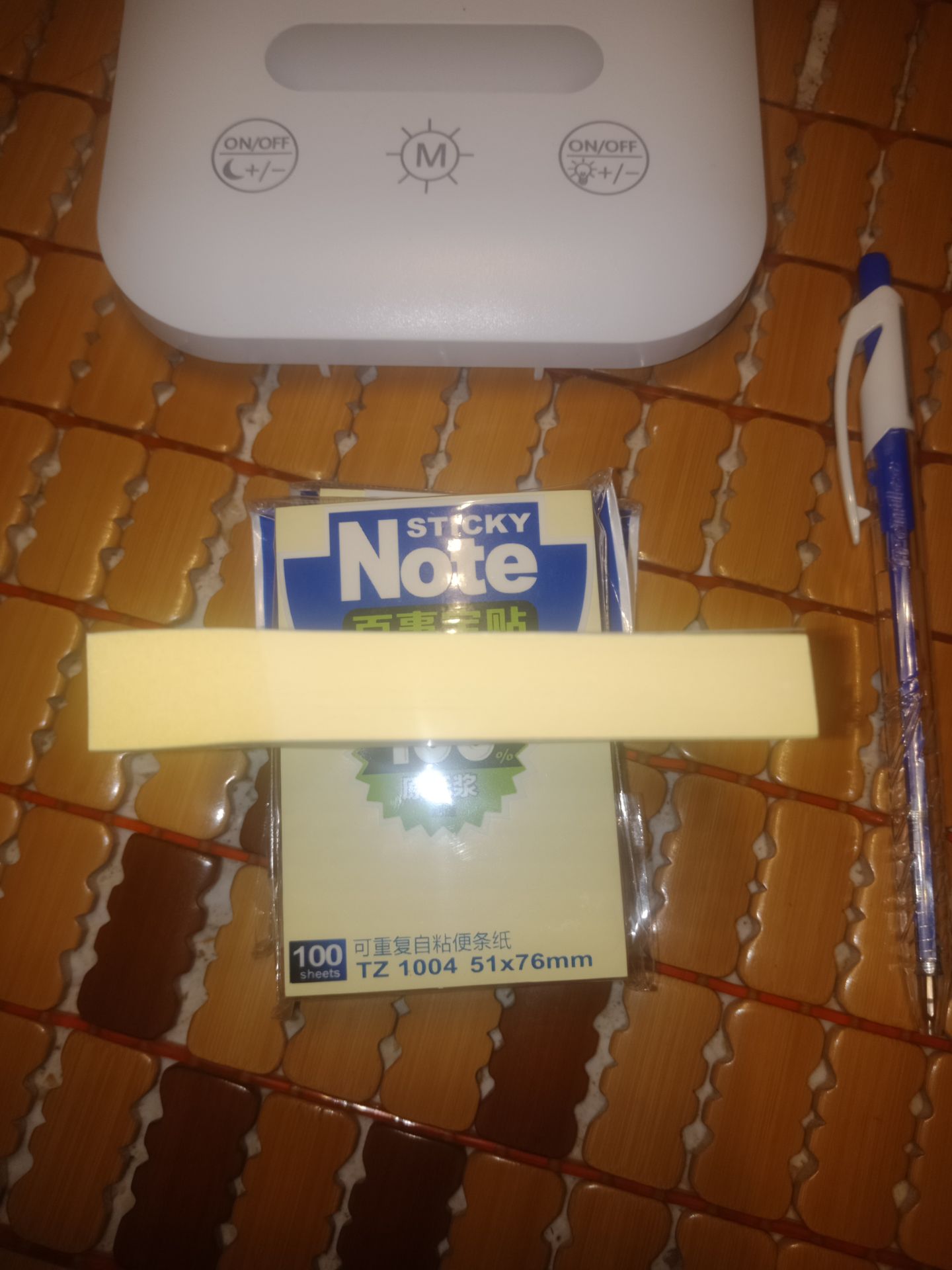 shop giao đúng hàng, giấy đẹp, ăn mực rất tốt,  nhỏ xinh,  dán dính tốt,  sau khi gỡ 1 tờ ra dán thì tờ kế tiếp có mặt tiếp xúc với keo của tờ trước không bị dính keo, viết lên vẫn bình thường,  rất hạy ạ!  hihi, 1 xấp vậy thì có 100 tờ,  ghi đã luôn, cảm ơn Shop nhé!