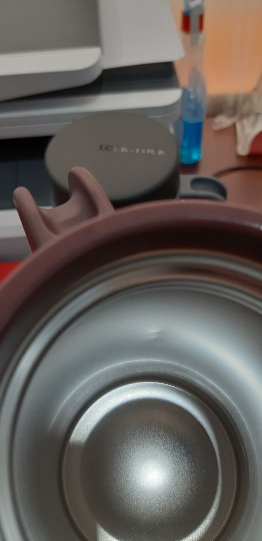 Mình đã đặt 2 bình đỏ và đen để 2 vợ chồng dùng dc 1 năm rồi, đúng nhu cầu và mục đích sử dụng. Bình giữ lạnh quá tốt, sáng pha nước đem đi làm, đến chiều vẫn còn đá. Tối pha sẵn bình trà hoa, đến trưa hôm sau nước còn ấm ấm. Bình vừa gọn, đi công tác bỏ trong balo tiện đựng đồ uống, vừa sạch vừa gọn gàng.
Mình cũng gặp các khuyết điểm giống các bạn đang chia sẻ:
- Mùi ron nồng: lúc mua về, trước khi dùng, mình tháo ron rửa sạch, rửa trong lòng bình, để ráo rồi mới dùng, thấy mùi ron giảm hơn, dùng vài lần bớt hôi hơn, chủ yếu mình đựng nước ép trái cây, pha trà.
- Đóng cặn bẩn, bám ở mép gờ bình, chỗ vành nối tiếp giữa lòng bình với phần nhựa miệng bình và chỗ ron cao su: mặc dù hàng ngày rửa sạch bình sau khi dùng, nhưng tầm 2 tháng mình lấy bàn chải đánh răng chà chỗ miệng bình, có cặn bẩn đen trôi ra, tháo ron vệ sinh mảng bẩn bám. Chịu khó mất chút thời gian nhưng cảm thấy sạch sẽ và yên tâm hơn, 1 tháng tổng vệ sinh là ổn :)
Bất chấp các khuyết điểm, mình vừa đặt 2 bình Đỏ và 2 bình Đen để tặng. Tiki giao hàng siêu nhanh. Đặt ngày 7/1, ngày 8/1 đã giao tận tay. Mình nhận xét như sau:
- Mẫu mã hơi khác xíu, nắp trơn có logo LOCK&LOCK (2 bình mua trước nắp có gờ, ko có logo).
- Vẫn mùi ron nồng: ok chấp nhận
- Bình màu đỏ cảm giác cứng cáp, cầm chắc tay hơn bình màu đen. Khi đóng mở nắp, bình màu đen bị rít, khó thao tác hơn, nếu đóng ko kín, dễ rỉ nước.
- Trong lòng bình 1 màu đen và 1 màu đỏ bị móp nhẹ, tuy nhiên vỏ bên ngoài ko ảnh hưởng. Hi vọng sẽ ko ảnh hưởng đến chức năng giữ nhiệt của bình. Vì mình tặng nên ko biết người dùng có gặp trở ngại gì ko.
Dù sao cũng đánh giá 4 sao cho nỗ lực của Tiki, sản phẩm ổn, giá tốt.