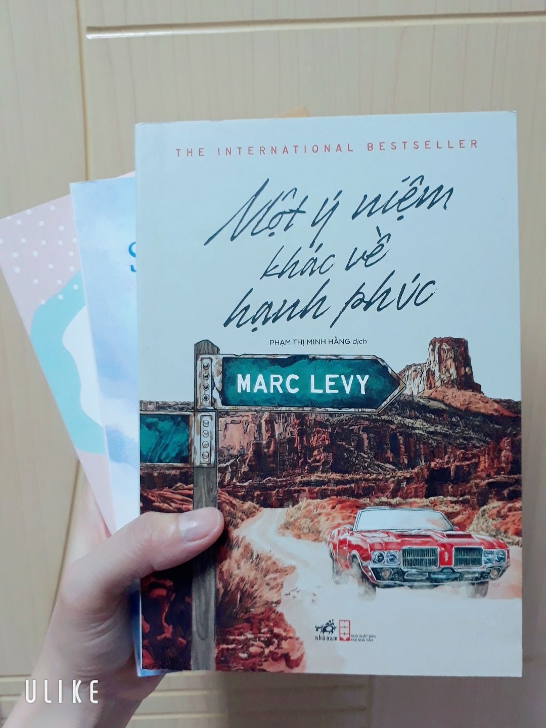 Dịch vụ Tiki thì rất là ok rồi. Còn về sách, mình mua vì ấn tượng với bìa và tên sách. Tác giả khiến mình khá tò mò phải đọc tiếp đọc tiếp nữa để biết những bí ẩn cuộc đời đằng sau nhân vật Agatha, tuy là vượt ngục nhưng lại rất nhẹ nhàng. Tuy nhiên càng về sau mình cảm giác càng bớt thu hút với cách giải quyết của tác giả, nhiều vấn đề còn lấp lửng chưa được làm rõ, vớt vát lại một chút nhờ happy ending thôi.