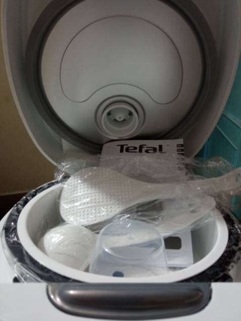 Rất hài lòng - Nồi đẹp, trông rất chắc chắn,  mọi phụ kiện đầy đủ nguyên seal. Shop đóng gói cẩn thận, ấn tượng hơn là được khuyến mãi giao rất nhanht trong vòng 90 phút sau khi đặt hàng + nhận đủ 3 hộp đựng chất lượng cao. Tuy chưa dùng thử, nhưng cảm nhận rất ấn tượng về món hàng đã đặt mua chỉ ~900k dịp 5.5. Đặc biệt là mua để tặng Mẹ nhân ngày lễ của Mẹ sắp đến 12-5, dĩ nhiên là Mẹ mình rất ưng ý. Đã ủng hộ Tefal thêm 2 cái khác để tặng người thân mà không cần phải nghĩ hơn. Cám ơn Shop.