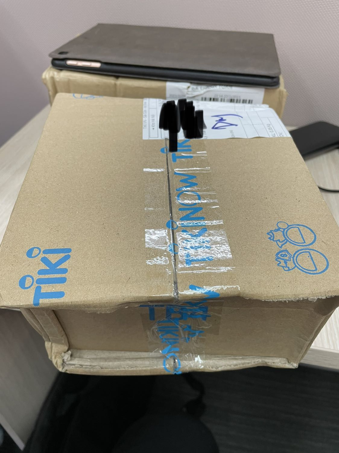 Hàng vận chuyển bị móp méo, ko còn nguyên vẹn. Đơn vị vận chuyển ko cẩn thận. May hàng bên trong có hộp bọc nên ko bị ảnh hưởng nhiều. Nhìn chung ko hài lòng về đơn này vì bên vận chuyển