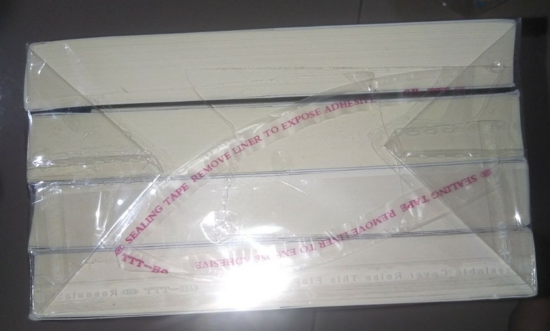 Pháp sư tiki cũng cải thiện chút xíu (nhấn mạnh chút xíu) về đóng gói hàng cụ thể là có lót thêm một miếng giấy ở dưới :) mong pháp sư tiki cải thiện hơn, à cảm ơn shop về món quà 😘