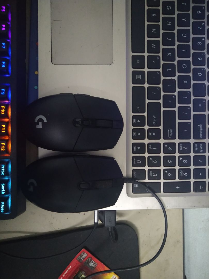 về kích thước và kiểu dáng giống hệt G102 nhưng nặng hơn chút do sử dụng pin AA và ko có đèn RGB (tất nhiên để tiết kiệm điện vì mẫu này ko có powerplay để sử dụng pad chuột chuyên vừa sạc vừa chơi)
có điểm trừ nho nhỏ là phần mềm chưa blind được nút để chuyển chế độ high performance và tiết kiệm pin, cho nên lúc chơi game bạn phải vào phần mềm logitech gaming software để chỉnh