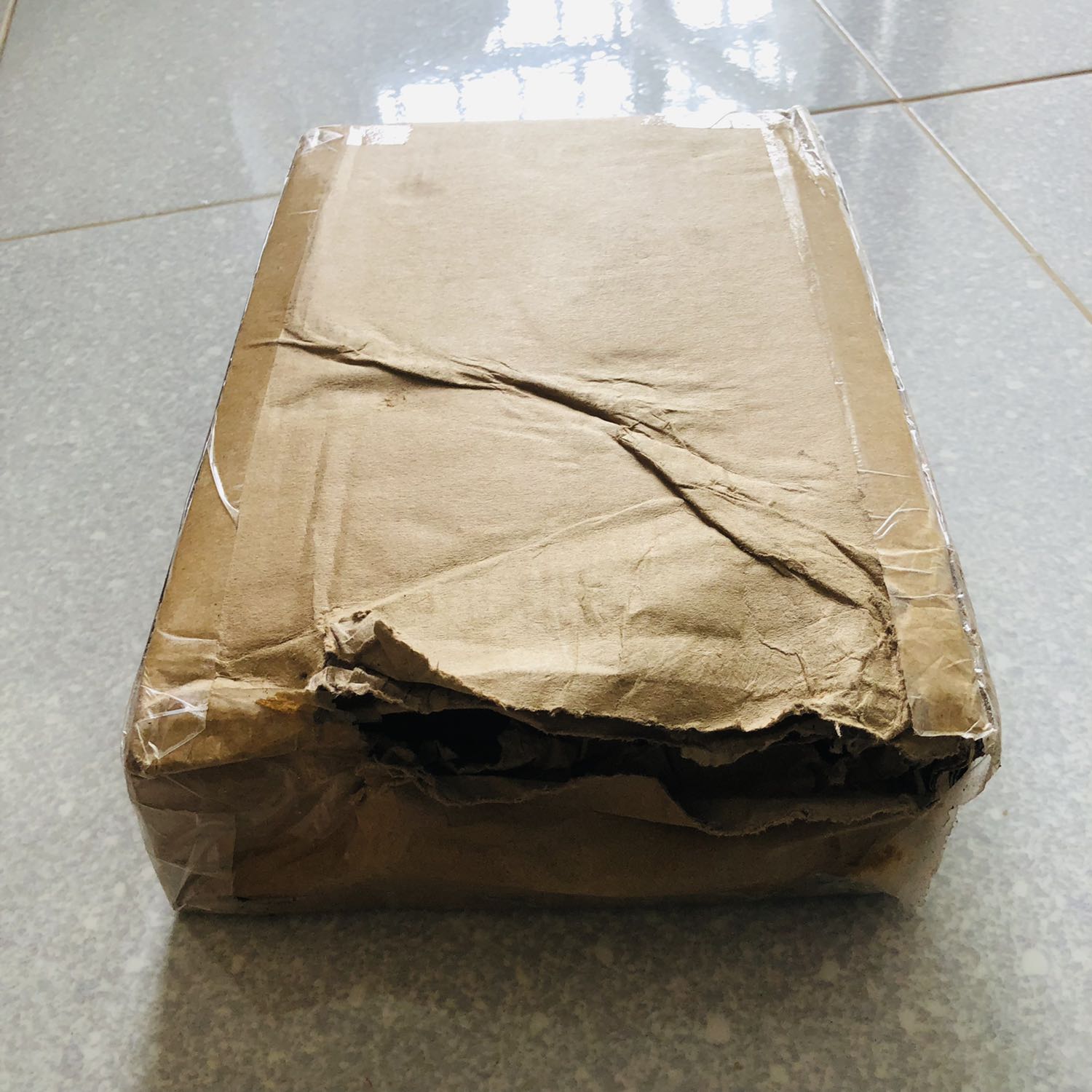 Lúc đặt hàng Tiki thong báo la giao ngày 29/10. Nhưng có khi tiki báo nhầm ko vì đến hôm nay la 6/10 mình mới nhận dc sách. 
Mới nhận hộp sách thì bị rách hộp roi. Chắc trong quá trinh vận chuyển bị rách. May là ben trong còn 1lớp nilon nên sách ko sao

Sách rất đẹp. Bé rất thich. Bìa dày dặn, giấy in va màu sắc nét. Hi vong các bạn nhỏ sẽ thích đọc về lịch sử nước nhà qua bộ sách này