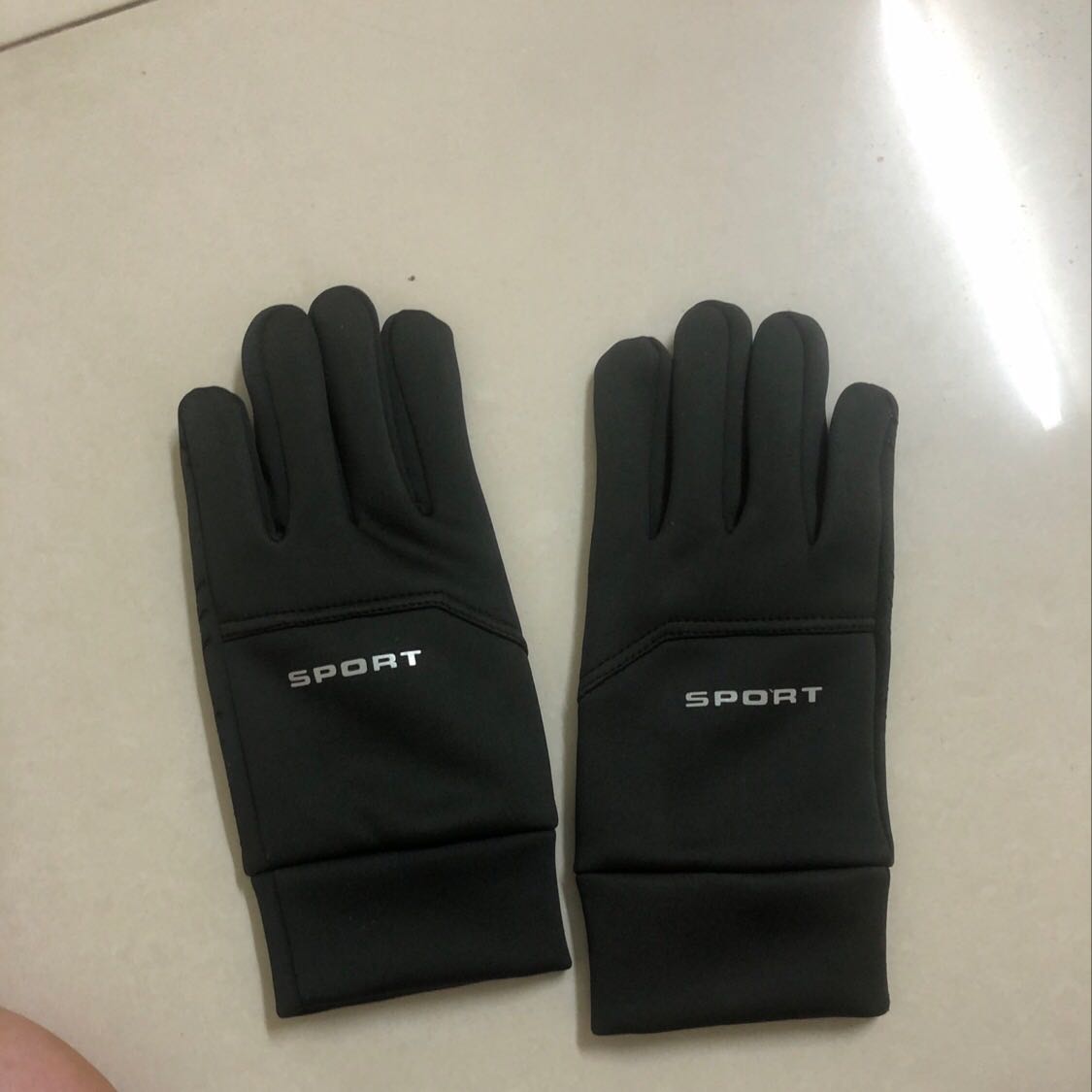 Găng tay chắc chắn, rất dày dặn, đường may tỉ mỉ. Mình rất ưng sản phẩm bên shop. Găng tay này đeo đi phượt hay đeo mùa đông thì chuẩn luôn. Điểm 10 cho em này vì có thể cảm ứng điện thoại, máy tính bảng. Chất nỉ không lo bong, nổ da. Chắc mua về dùng mấy năm không hỏng mất. Nói chung mua được em này giá cả hợp lý chất lượng trên cả mong đợi. Cả nhà nên mua.
