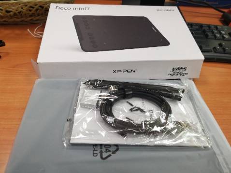 Giao hàng đúng ngày dự kiến. Nhân viên giao hàng rất lịch sự và hiền. Mình mở hàng để kiểm tra thì thấy đầy đủ phụ kiện và quà tặng kèm. Sử dụng rất dễ luôn nha, chỉ cần ghép đầu chuyển rồi cắm vô điện thoại (android) là dùng được ngay. Mình cứ tưởng phải lên máy tính để cài đặt cơ. Nét đậm nhạt rất ổn luôn. Thật là thấy giá rẻ hơn chỗ khác mình có hơi lo, không ngờ ok đến vậy.