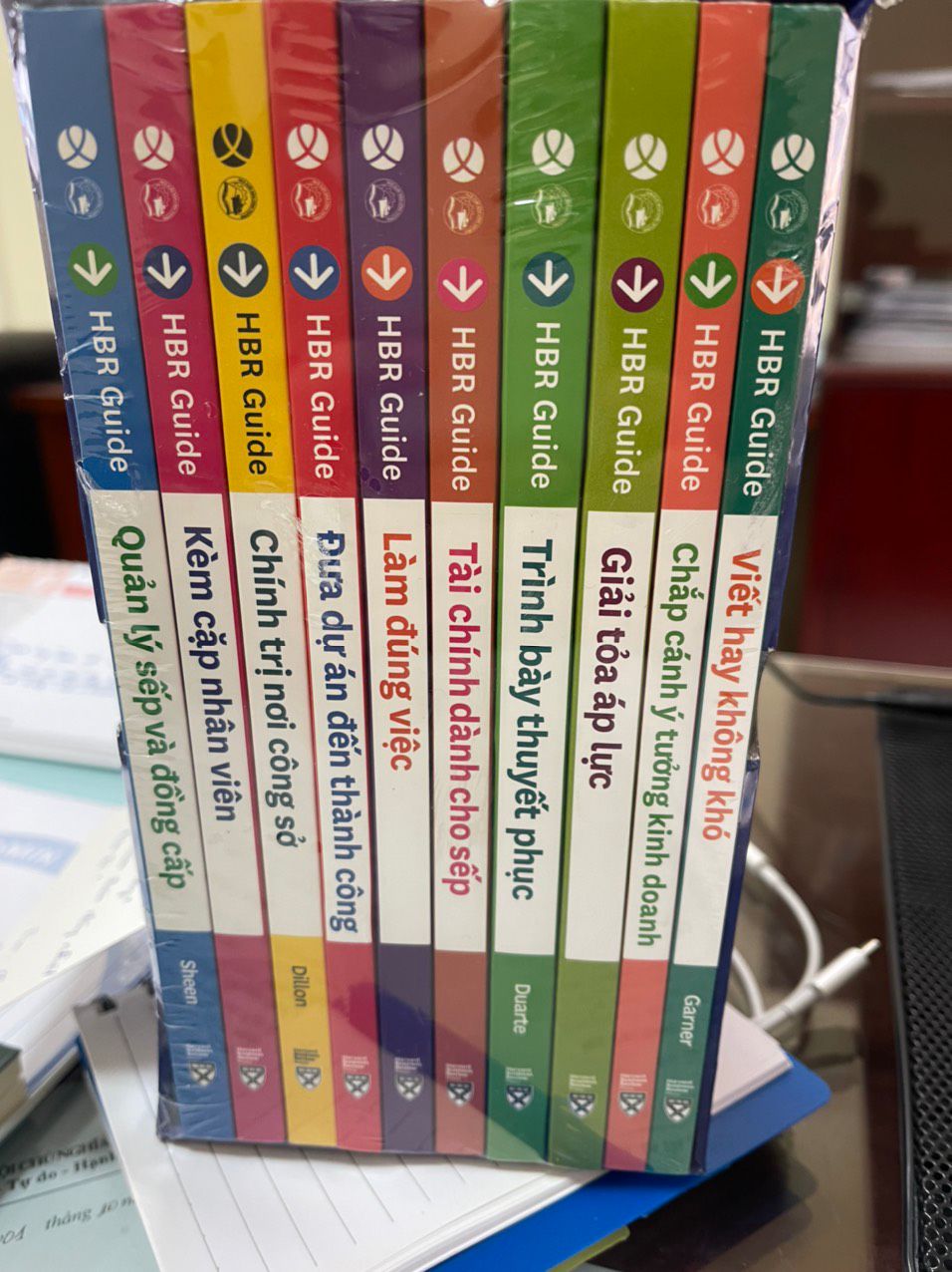 Đặt để tặng sếp cũ "khởi nghiệp" nên cũng cân nhắc lắm. Trước khi đặt, mình đã phải tham khảo hàng loạt các web khác nữa, và đều thấy đánh giá tốt. Mong là sách thực sự hay. Còn đẹp thì rất ok rồi.