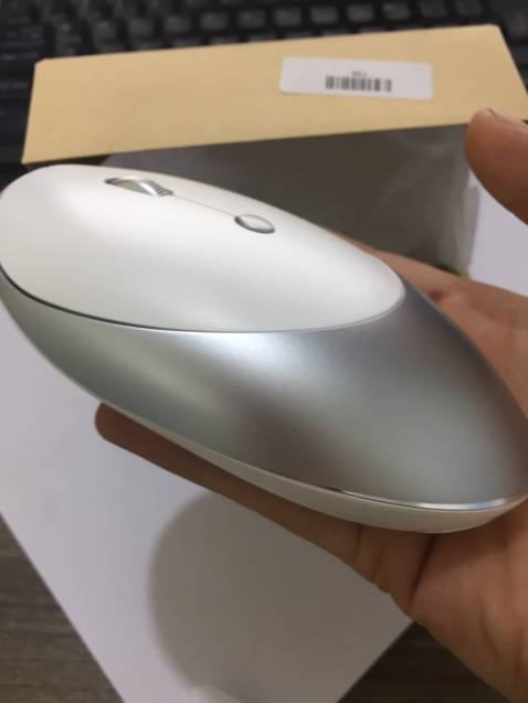 chuột xịn xò lắm ạ, 3 chế độ bluetooth luôn, thiết kế lạ, đẹp, bác nào tay hơi to thì có thể sẽ hơi lọt tay chút, nhưng với m thì quá ok ạ, dùng mượt, kết nối bluetooth  3 chế độ và vẫn có chân usb kết nối bình thường, nói chung rất xứng đáng với số tiền bỏ ra