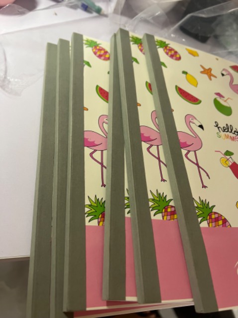 Đặt màu vàng giao màu hồng trong khi đặt cho em trai sài