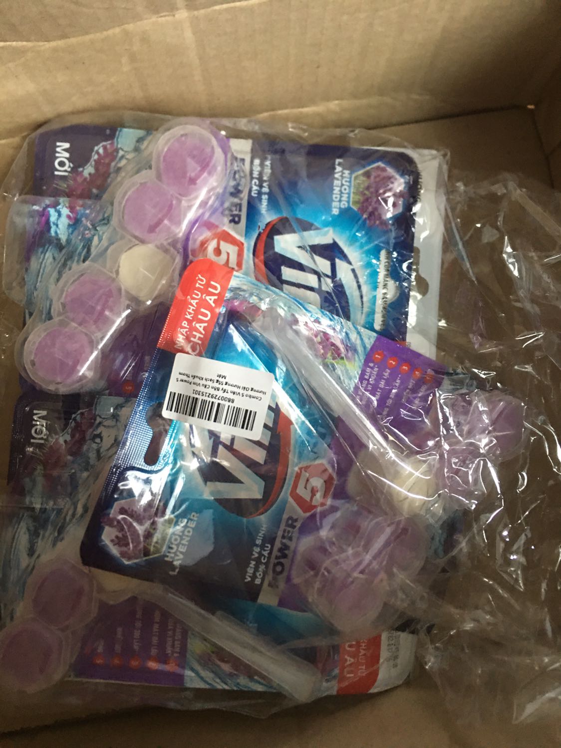 Nhận đủ combo 5 cái. Đặt mua lúc đang sale với có mã giảm giá nên giá rất OK luôn. Đối với nhà mình thì mùi viên tẩy khá dễ chịu, dội nước xong thấy toilet sạch hơn hẳn lúc không dùng. Đáng mua nha.