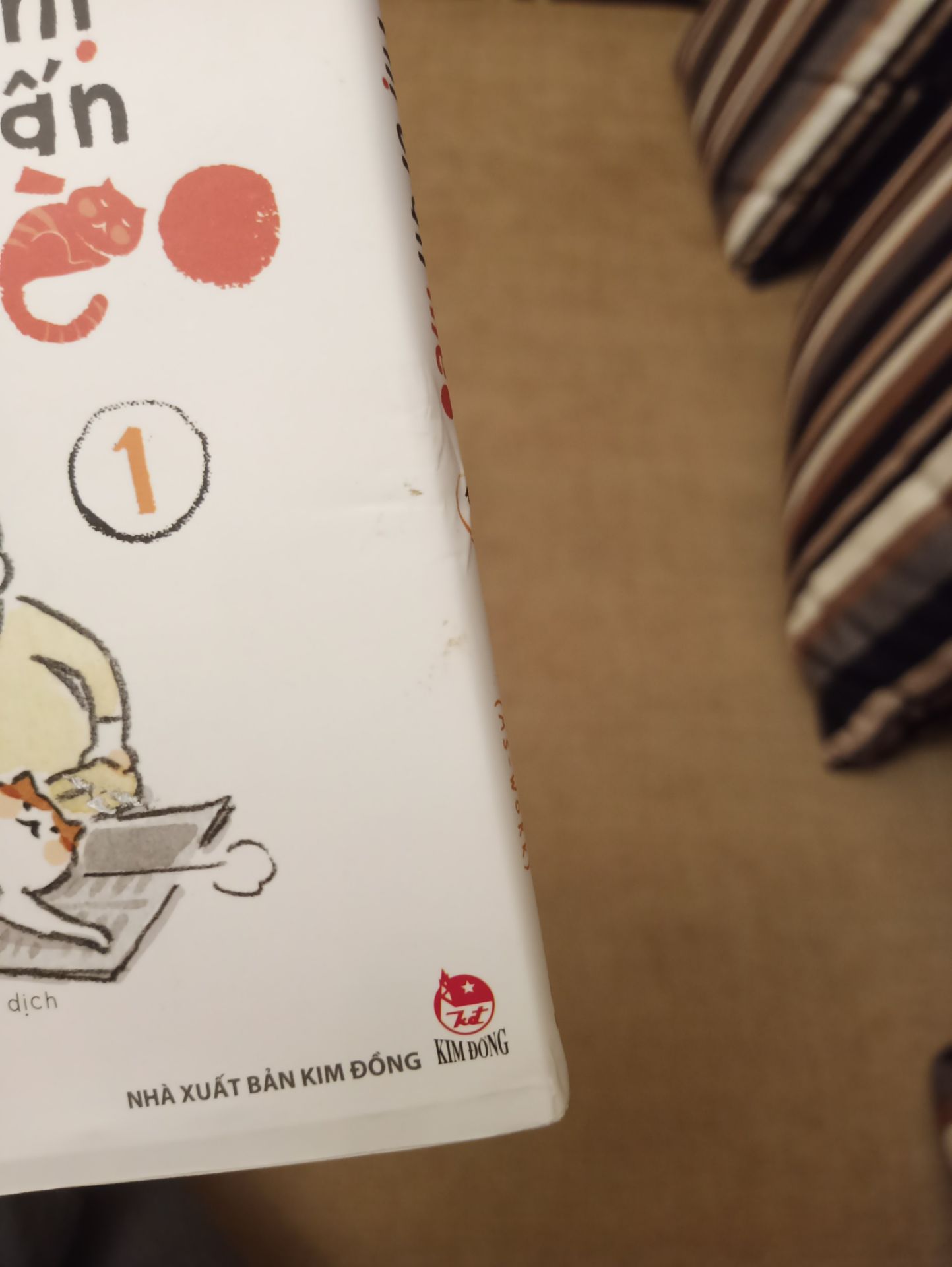 quyển này phải nói là tiki quá cẩu thả, còn không thèm bọc hàng, để khi vận chuyển về hàng như này. Không muốn phải khó tính j, nhưng dạo này gần như lần nào mình mua cũng có một món có vấn đề. Xin làm ơn, đã mua hàng, trả tiền, thì làm việc cũng xin có tâm chút. Ít lần thì không nói, nhưng nhiều lần thì người mua ko muốn cũng phải nói.