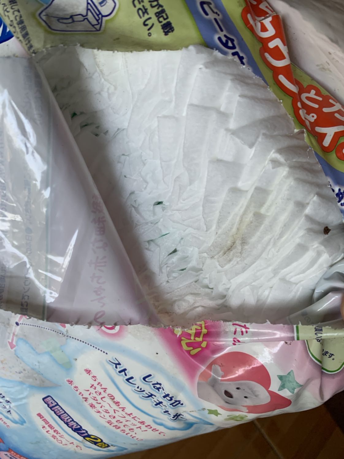 Sản phẩm như thế này mà Tiki có thể đóng gói giao cho khách hàng?
Bên ngoài thì dính bẩn như nhặt từ vũng bùn lên, còn bị rách nát và bẩn cả tã bên trong. Đồ dùng cho trẻ sơ sinh như thế thì chỉ có vứt đi. Có lẽ là hàng tồn kho bao nhiêu năm rồi?
Cửa hàng bán đồ thì kém chất lượng, Tiki hiao hàng đóng gói thấy thế mà cũng giao đc??