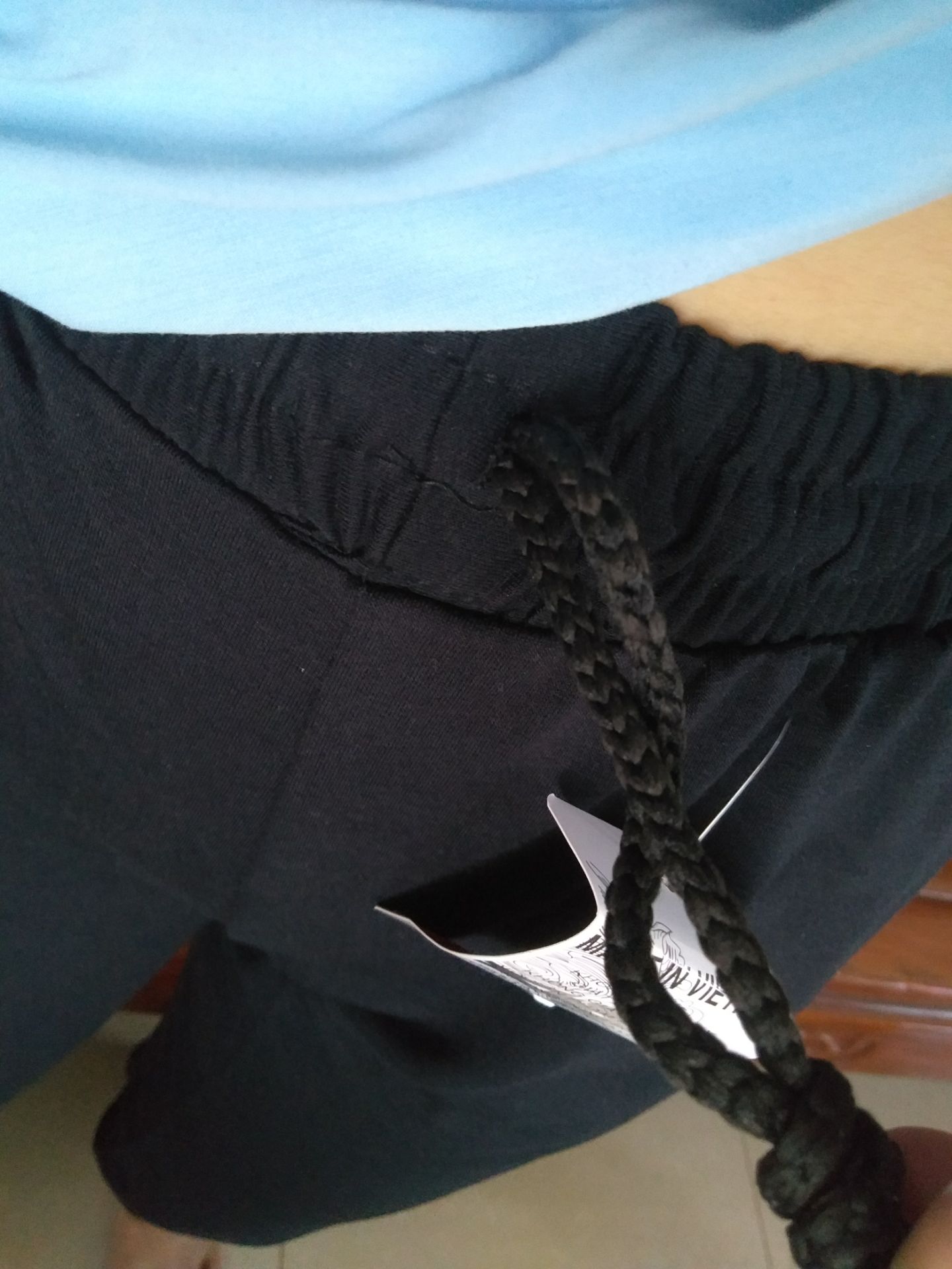 Quần đẹp nặng tay vải da cá mỏng vừa nhưng mặc vào vấn đẹp và chất mịn. Chun cạp và ống quần dày chắc, vải cầm nặng tay OK lắm. Lần đầu mua Tiki OK quá. Mình m55 nặng 43kg.