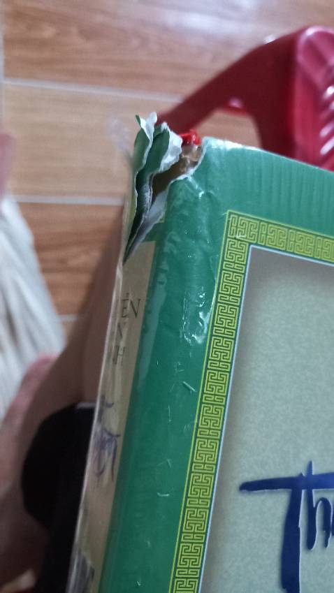 Sách như vầy mà cũng giao cho khách hàng được à ? Làm việc không có tâm thì sẽ ế khách thôi.